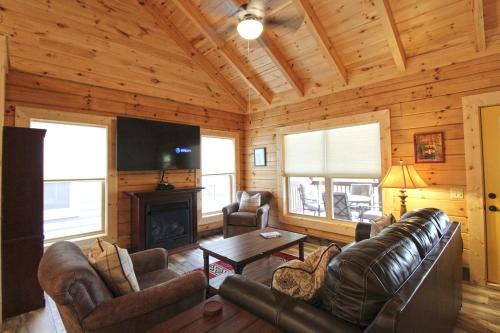 Moose Tracks Downtown Veranda Level Cabin with Hot Tub