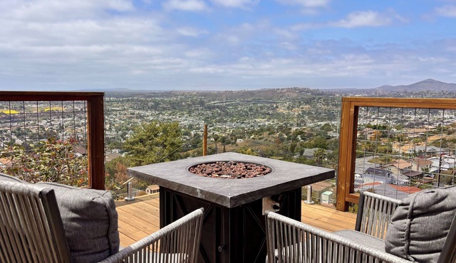 Mountain Top 4 Bdrm Home Along Nature Reserve with Spectacular Views, AC & WiFi