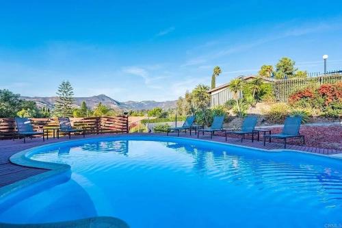 Mountains Views with Pool & Basketball, Relax & Play!