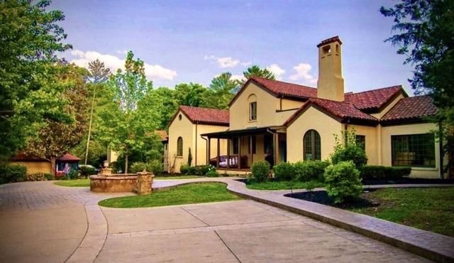 Nashville Large Home - Close to Dwntwn, 5BR, Sleeps 12. Pool. Hot tub. 5 acres!
