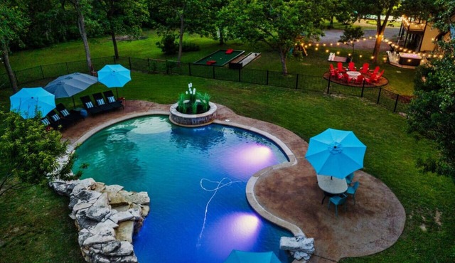 Near Downtown~Pool on 2 Acres~Pickleball~Sleeps 22
