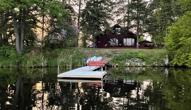 Nestled in the Whistling Pines Charming 2 bedroom cabin sleeps 6 in Grand Rapids