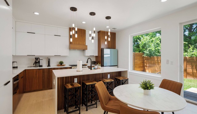 New 2BR. EV Charge. Central to Domain, DowntownUT. Free parking,WIFI. Sleeps 4