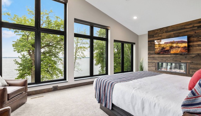 NEW Lake Front Loft - 5 Bedroom Home on Beautiful Gull Lake w/4-Season Fun!