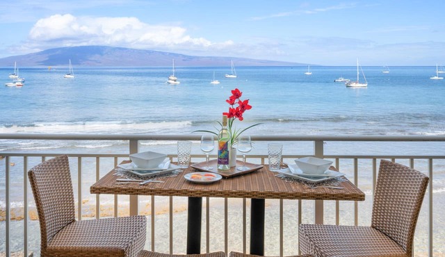 New Listing! Heart of Lahaina, an Oceanfront stay