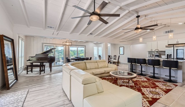 New Lux House: Swim Spa, Views, Pet-Friendly, Near Lake