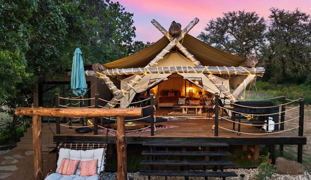 New Luxe River Yurt, Hot Tub,Kayaks, Movie Projector, Rainfall Shower
