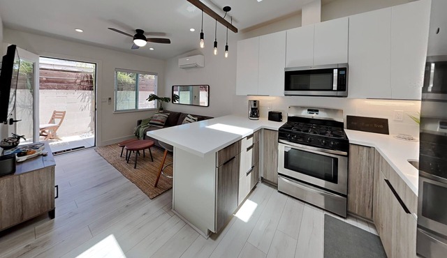 New Private Guest House with Queen bed, Laundry, Tub, Full Kitchen