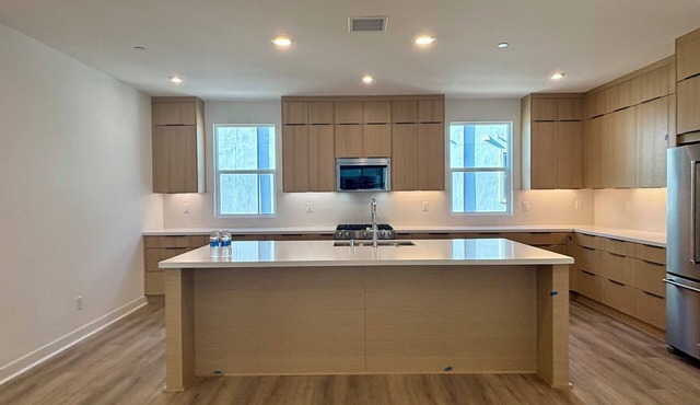 new spacious 4-bedroom townhome in lovely San Diego with WiFi, AC, fitness room