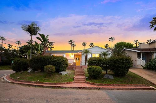 Newly Remodeled Coastal Cottage Steps to Beach