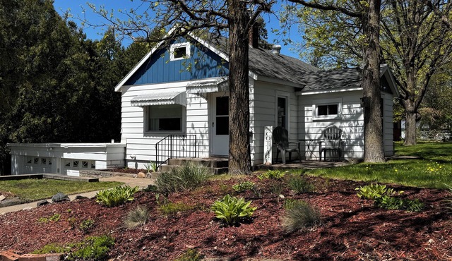 Newly remodeled cottage in the heart of Crosby near restaurants and biking trail