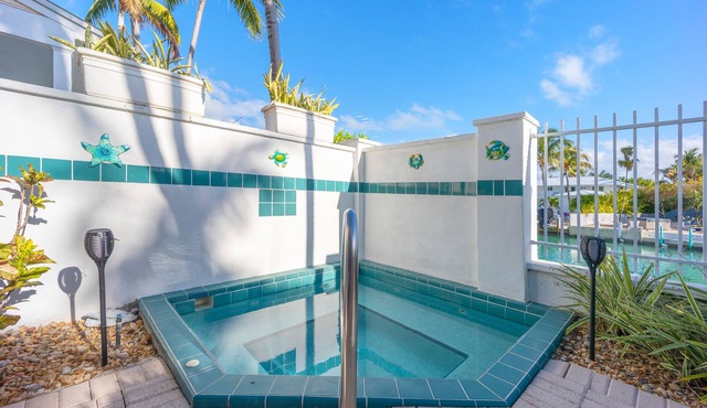 ★Newly remodeled tropical townhome★ Private plunge pool close to fun activities