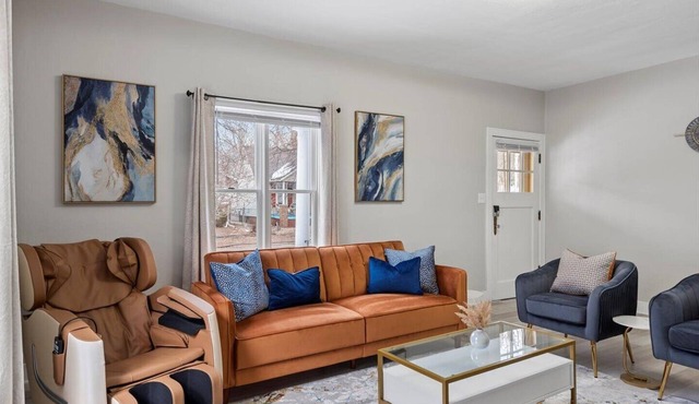 Newly-renovated 2-bedroom House with a Luxurious Massage Chair