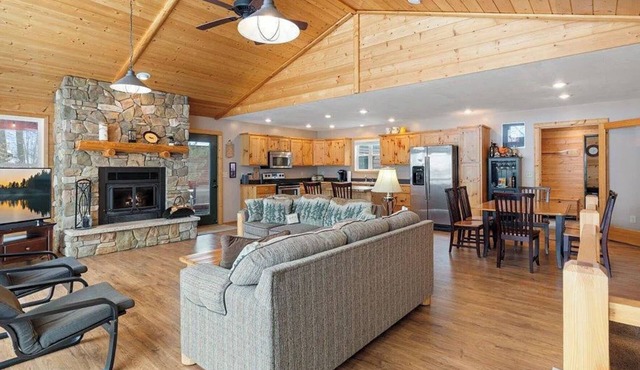 Northwoods Escape on Rabbit Lake: Lakefront, Hot tub,Bike Trails, Pontoon Rental