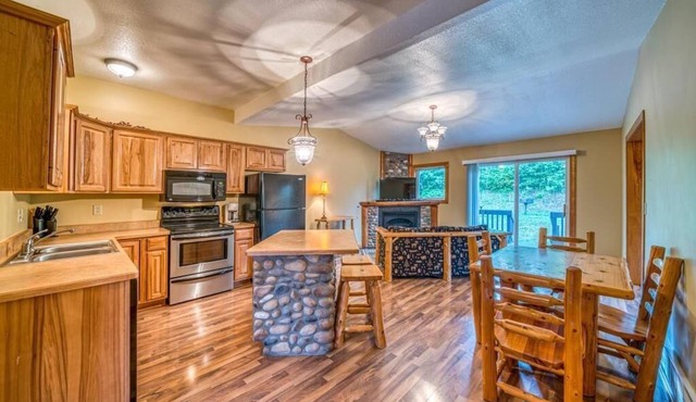 Now Available! Comfortable 2 bed /2 bath /2 kitchen Condo close to the action