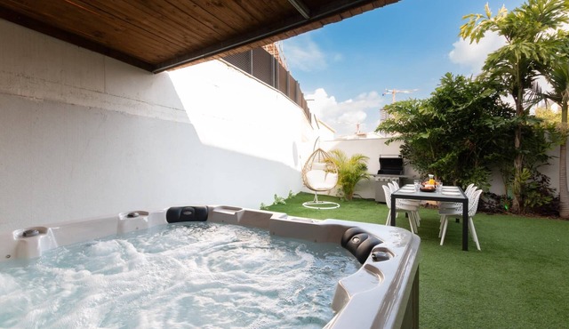 O&O Group – Beachside Villa w/Private Jacuzzi in Rishon LeTsiyon