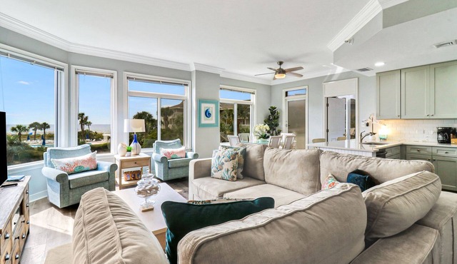 Oceanfront 3 bedroom with community pool & spa, only steps from beach