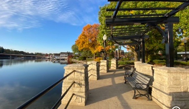 On the Fox/River Hot tub/Sauna/Kayaks/Deck with lounging and dining/Free Parking