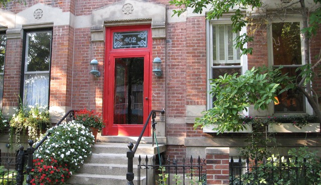 One block from Lincoln Park and the zoo