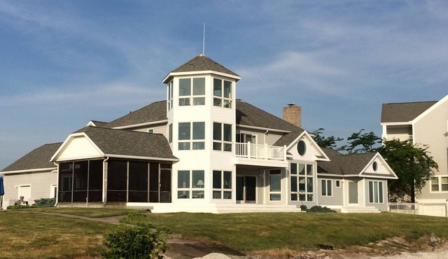 Oversized 5-bedroom/4.5-bath house with private pool and beach in Port Clinton