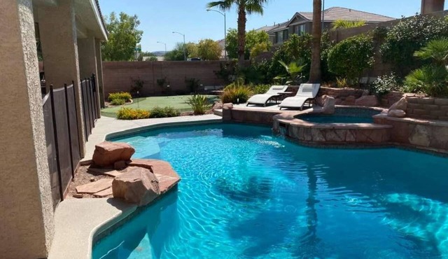 🌴🏊‍♂️🌞⛳Paradise off the strip, 4BR+Big Loft+Fun Backyard