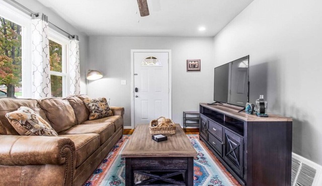 Paris in the Heights: 3Bed+Backyard Patio