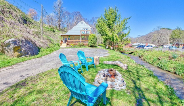 Peaceful downtown Sylva home, 3BR, porch, creek, Wifi