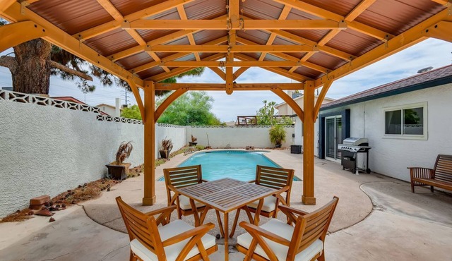 Peaceful Family Getaway Centrally Located!