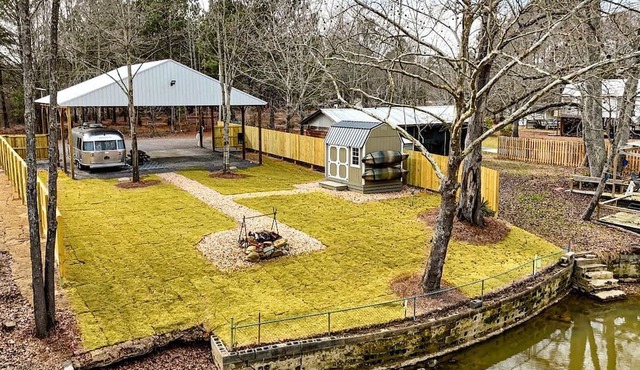 Peaceful Lakeside Covered Airstream with Firepit & Kayaks Near Centre, AL