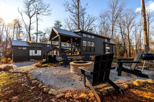 Peaceful Pine Tiny House Retreat near South Cumberland State Park, Monteagle, TN