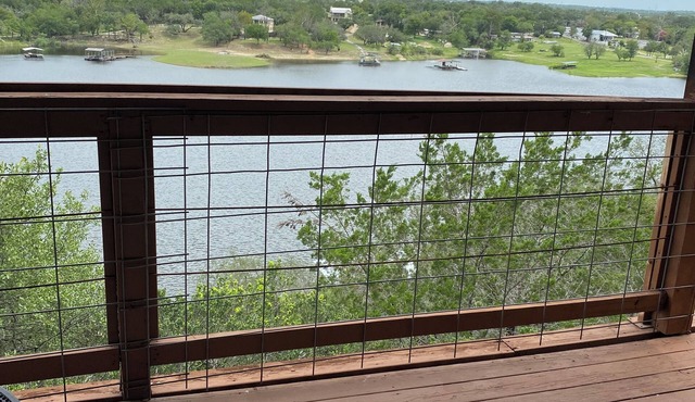 Peaceful rustic cabin in the country overlooking the Pedernales River + Hot Tub.