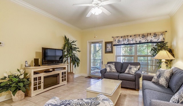 Perfect Beach Location and Short Walk to Coligny Plaza!