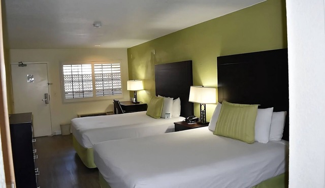 Perfect for a Family Getaway! Minutes from San Diego Zoo, Free Breakfast!