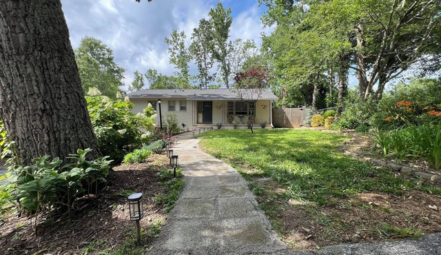 Pet friendly, 3-bedroom home, close to Asheville, WiFi & fully fenced backyard.