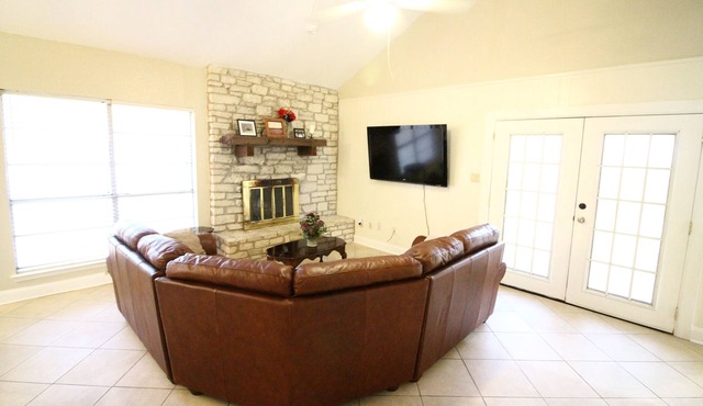 Pet-friendly, Community Pools, Round Rock, Austin Cedar Park Georgetown Leande in Round Rock
