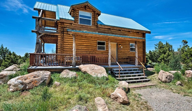 Pet-Friendly Moab Cabin w/Mtn Views & BBQ!