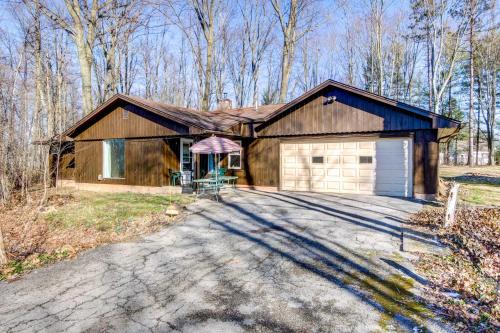 Pet-Friendly Youngstown Cottage w/Yard