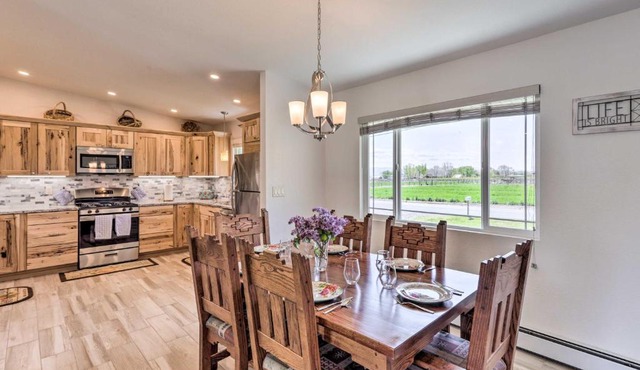 Picturesque Palisade Home: Mt Garfield Views!