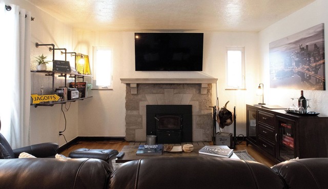 Pittsburgh Basecamp - Easy Access to Downtown- Sleeps 8 - Off-Street Parking