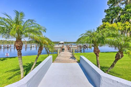 Pool Access & Lanai! Welaka Condo on St Johns