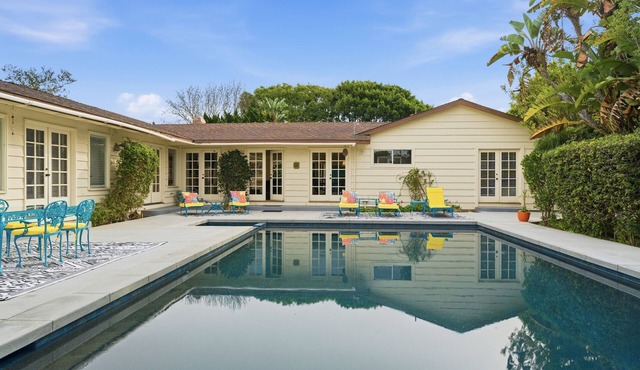 Pool, Foosball, Pool Table, Basketball Family Friendly, blocks from the beach!