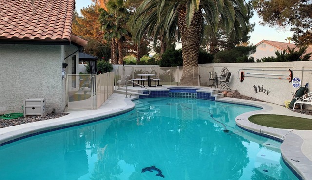 POOL &/SPA. 9 hole Mini putt in yard. Walk to Golf Course. 3 Bedrm, bungalow
