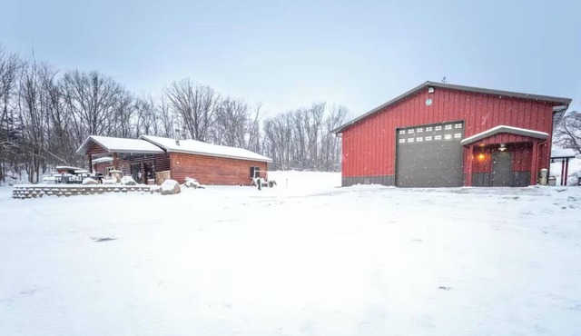 Private 40-Acre Cabin + Indoor Pickleball & Trails