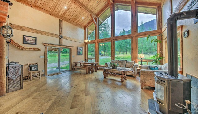 Private Deck & Mtn Views: Family Getaway in Eureka in Eureka