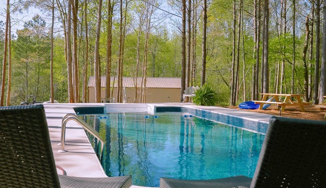 Private Heated Pool, Fishing pond, zip line. Private 10 acre getaway!