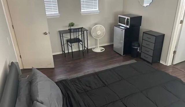 Private Master bedroom with private bath near COTA and Tesla. in Austin