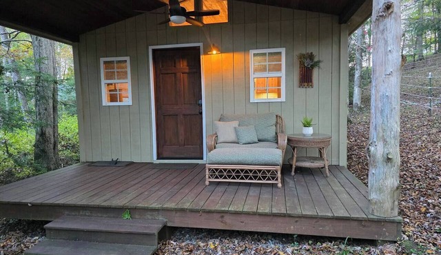 Private romantic Tiny Home King bed Jamestown in Jamestown