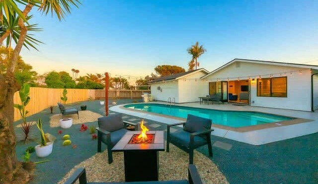 Private Villa Poolside Oasis 15 Min to Everything!