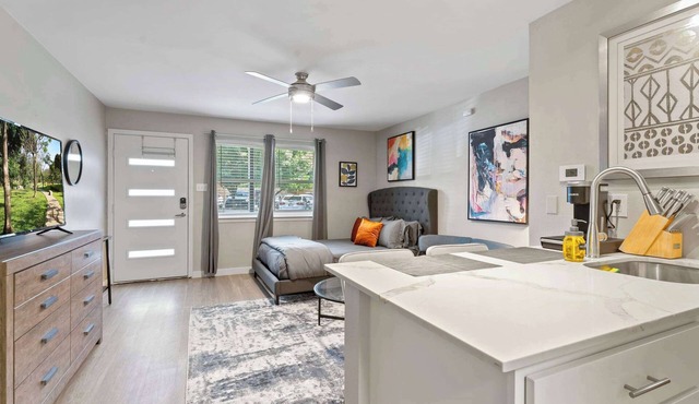 Quaint studio close to Downtown and Domain