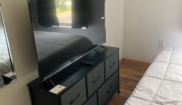 Quiet and comfort one bedroom apt, close to WIU, a kitchen free parking, TV